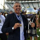 Hernán Crespo, entrenador de Defensa y Justicia, con el trofeo de la Copa Sudamericana.