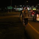 Oscuridad. En el redondel del kilómetro 12,5 frente a Cataluña, hay baches y poca luz. Allí, los camiones estacionados sirven de escondite de los delincuentes.