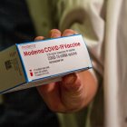 Vista una dosis de la vacuna de la farmacéutica Moderna.