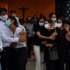 Familiares y amigos de Sara María García Rodríguez se lamentan hoy durante su velatorio en Buga, Valle del Cauca (Colombia).