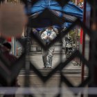 Un trabajador sanitario recorre la urbanización Guixi, que se encuentra confinada tras registrase varios casos de la covid-19, en Shanghái (China) este martes.