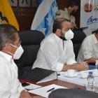 El ministro de Gobierno, Patricio Pazmiño; y el gobernador del Guayas, Luis Chonillo, durante la mesa de seguridad provincial.