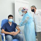 El médico Andrés Ortiz, de 26 años, fue el primer vacunado contra la COVID-19 en el hospital Rafael Rodríguez Zambrano, de Manta, Manabí, el pasado lunes 25 de enero.