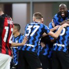 Los jugadores del Inter de Milan festejan el gol de tiro libre anotado por Eriksen a los 97 minutos.