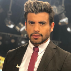 Efraín Ruales durante una de las grabaciones de En Contacto.