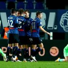 Los jugadores del Atalanta festejan ante el lamento de los jugadores de la Lazio.