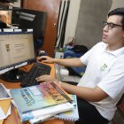 ‘La democracia’ es el trabajo que está desarrollando Enrique Aguirre Almeida, estudiante de la Unidad Educativa Cristóbal Colón. Lo deberá presentar en digital y en papel la segunda semana de febrero.