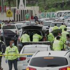 La policía desplegó a decenas de agentes y peritos de unidades especiales para recabar informacion y dar con el paradero de los asesinos.