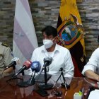 El ministro de Gobierno, Patricio Pazmiño (centro), se pronunció respecto al asesinato del actor esta noche desde Guayaquil.