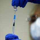 Personal sanitario prepara una dosis de la vacuna contra la covid-19.