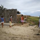 Entorno. Paredes de caña o de concreto han sido levantadas sobre la arena y en tramos de la vía que son consideradas áreas protegidas, pues están cerca de los sitios donde anidan las tortugas.