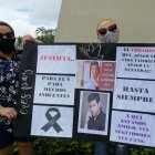 Seguidores del presentador, en las afueras del Cementerio Parque de de la Paz, pidiendo justicia.