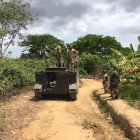 Fotografía cedida por Daniel Galue hoy, que muestra a un grupo de soldados en la zona fronteriza entre Perú y Ecuador, en Huaquillas (Ecuador).