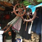 Exhibición. Duquerman Cuero muestra una de las atarrayas y cadenas a uno de sus clientes