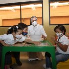 La rectora del Santo Domingo de Guzmán, Martha Vásquez, comparte con varios niños inscritos que empezarán clases el próximo año lectivo.