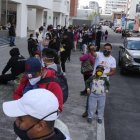 En Quito se registraron largas filas en el Registro Civil.