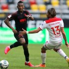 Carlos Gruezo, volante del Augsburgo, fue uno de los elementos más regulares de su equipo en la caída.