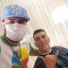 Carlos Monroy, barbero manabita, es quien "peluquea" a los jugadores de Barcelona en Manta.