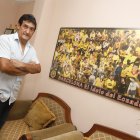 Julio César Rosero junto a un cuadro de su querido Barcelona, uno de los equipos donde militó el Emperador.