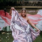 Pareos con diseños diferentes y colores duraderos es la propuesta de esta joven que ha sabido aplicara sus conocimientos de diseñadora gráfica a la moda.