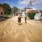 Abandono. Dos vecinas de La Victoria, una ciudadela ubicada al norte de General Villamil, paradas en medio de la vía sin asfalto, un escenario que se repite en los alrededores del lugar.