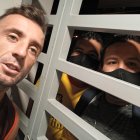 Uno de los fanáticos de Barcelona logra tomarse una foto con Damián Díaz.