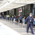 Largas filas se formaron en los exteriores del Registro Civil para la obtención de la cédula de identidad.