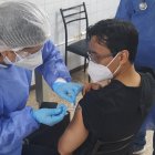 Los médicos de primera línea que atienden a los pacientes del Covid, fueron los primeros en ser vacunados