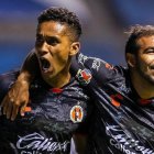 Fidel Martínez (i) y Junior Sornoza, jugadores ecuatorianos, dan alegrías al Tijuana.