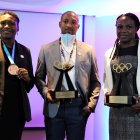 Ericka Pachito (i) recibió la presea de los Juegos Panamericanos de Lima que le fue reasignada, mientras que a Góngora y Chalá se le adjudicaron el Citius Altius Fortius a los mejores.