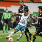 El ecuatoriano Ángel Mena disputa el balón con Camilo Mayada del Atlético San Luis