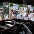 Fotografía tomada el pasado 10 de diciembre en la que se registró a decenas de personas al exigier el respeto de los derechos humanos en una calle en Caracas (Venezuela).