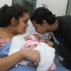 Imagen de referencia: Padres acariciando a su bebé recién nacido en un hospital de Guayaquil.