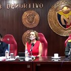 Varios socios de El Nacional pidieron en la asamblea la salida de la presidenta Lucía Vallecilla (c).