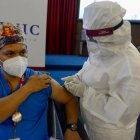 Personal médico de hospitales públicos y privados se vacunaron este 3 de febrero en la Universidad Espíritu Santo.