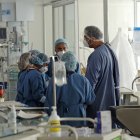 Personal médico atiende a un enfermo en una unidad de cuidado intensivo de COVID.