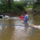 Los pobladores de Colimes deben usar gabarras, ante la falta de un puente. Dos vehículos cayeron al río en días recientes.