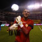 Javier Burrai, arquero de Barcelona, muestra sus guantes con el nombre de su fallecido padre tras ser campeón en el Rodrigo Paz.