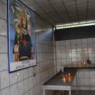 Veneración. Los devotos al Señor del Terremoto colocan las velas de varios colores, de acuerdo al deseo, en el oratorio