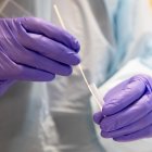 Suecia prolonga restricciones y avisa de "alto riesgo" de una tercera ola.