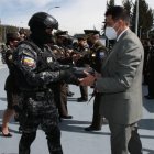 Dotación. El ministro de Gobierno Patricio Pazmiño entregó 527 dispositivos Spark de energía conducida a la Policía.