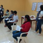 Estudiantes designados para integrar las juntas receptoras del voto participan en un simulacro.
