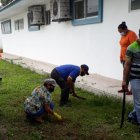 El desbroce de maleza es una de las tareas que ejecuta la comunidad educativa