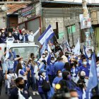 El candidato a la presidencia Guillermo Lasso durante una caravana por las calles de Quito.
