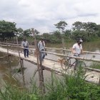 Hecho. Cuando el nivel del agua sube, el puente de caña colapsa y los habitantes quedan incomunicados.