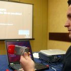 Un técnico muestra a los medios de comunicación una tarjeta de comunicación móvil 3G Banda Ancha.