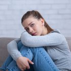 Los síntomas de la citada afección de salud mental están las alteraciones de sueño (pesadillas), irritabilidad,