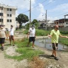 Los vecinos de la Valdivia deben caminar por calles dañadas, con aguas estancadas y llenas de maleza.