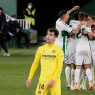 Los jugadores del Elche festejan el gol de la igualdad, tras ir abajo por dos goles