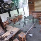 Mesas y sillas arrumadas se observan en uno de los locales del barrio Cuba.